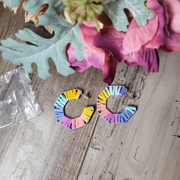 NWT Pastel Octogonal Raffia Open Hoop Earrings - Picture 6 of 14